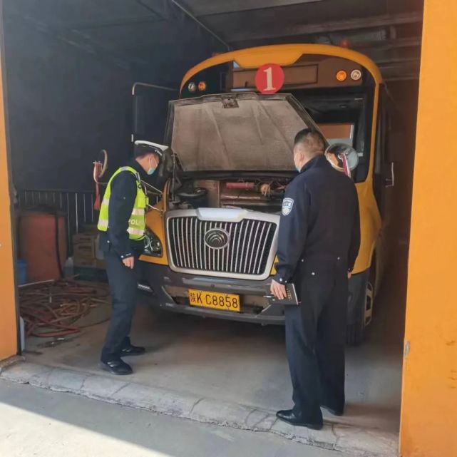 子洲交警聯(lián)合縣教體局開展校車“體檢”工作 圖片