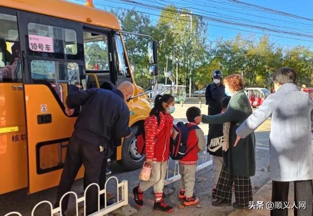 順義這鎮(zhèn)三所小學(xué)配備校車，解決家長的后顧之憂