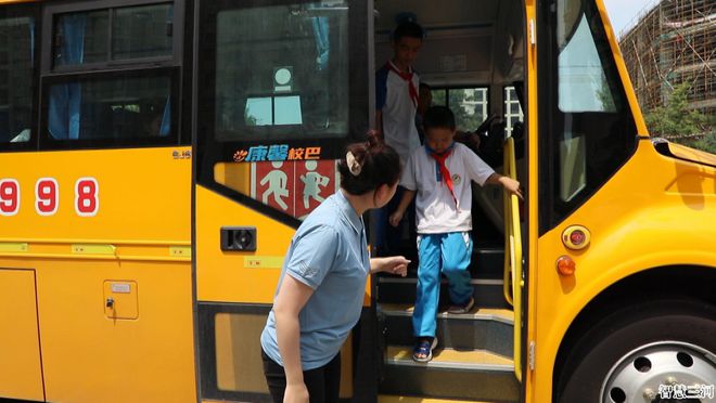 保障校車安全 護航孩子成長