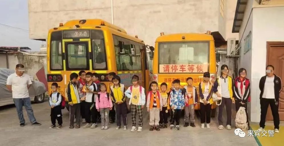 反面教材！校車司機(jī)超員，乘車小孩全都不系安全帶……