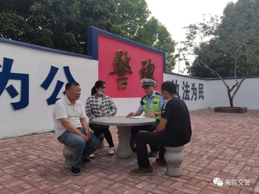 反面教材！校車司機(jī)超員，乘車小孩全都不系安全帶……