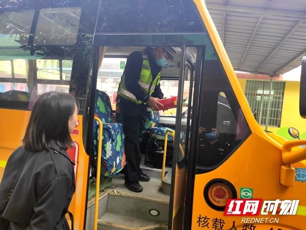 隆回荷田交警中隊(duì)聯(lián)合開展校車安全檢查/ 圖片