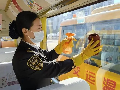 全力保障學生乘車安全！青島溫馨校車公司多舉措應(yīng)對寒潮天氣