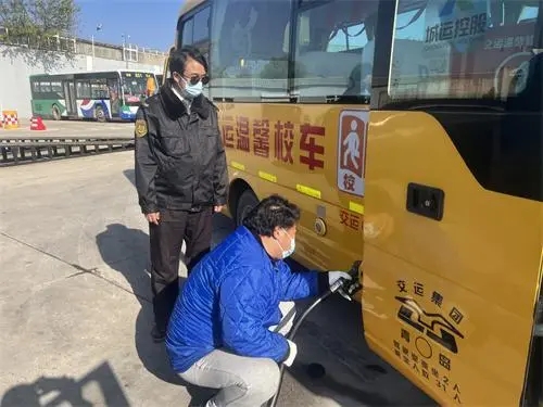 全力保障學生乘車安全！青島溫馨校車公司多舉措應(yīng)對寒潮天氣