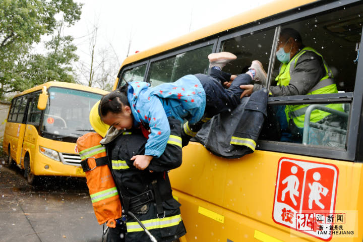 長(zhǎng)興:模擬校車“追尾” 緊急疏散逃生 TYF_9299-1.jpg