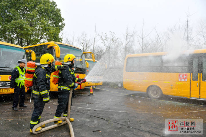 長(zhǎng)興:模擬校車“追尾” 緊急疏散逃生 TYF_9377-1.jpg