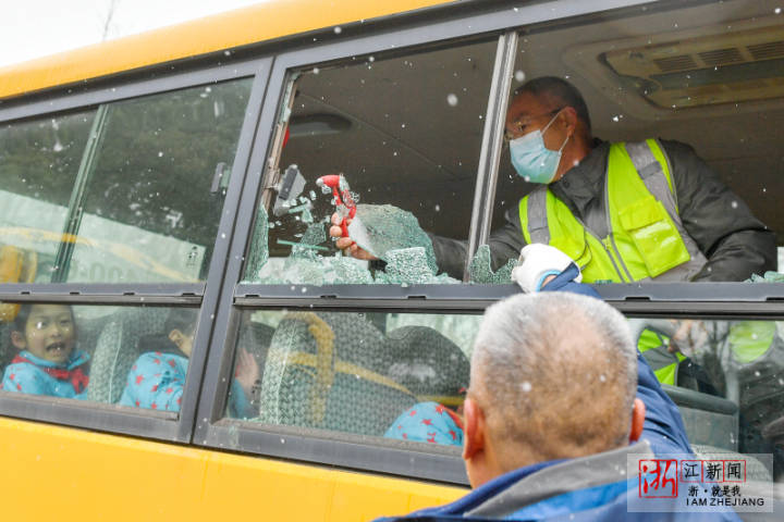 長(zhǎng)興:模擬校車“追尾” 緊急疏散逃生 TYF_9203-1.jpg