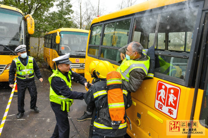長(zhǎng)興:模擬校車“追尾” 緊急疏散逃生 TYF_9369-1.jpg