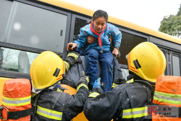 長(zhǎng)興:模擬校車“追尾” 緊急疏散逃生 TYF_9308-1.jpg