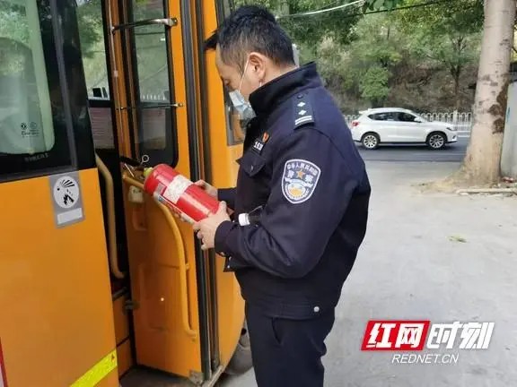 吉首交警開展校車安全檢查 筑牢平安上學(xué)路