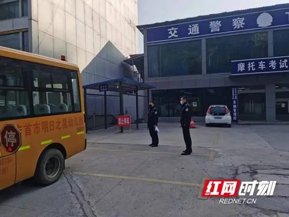 吉首交警開展校車安全檢查 筑牢平安上學(xué)路