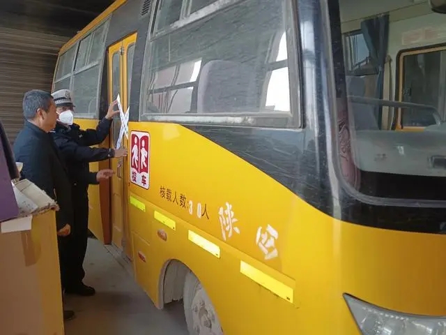 渭南大荔交警做好寒假校車封存工作