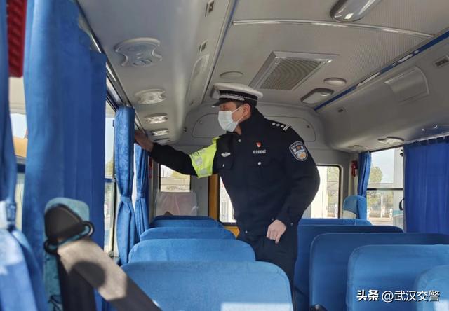 校車集中“體檢”保安全：武漢青山交警組織全區(qū)校車開展春季開學(xué)安全大檢查
