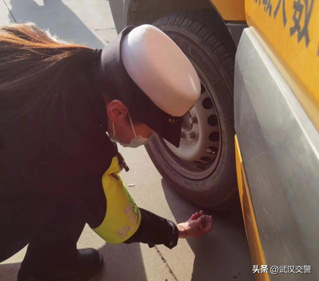 校車集中“體檢”保安全：武漢青山交警組織全區(qū)校車開展春季開學(xué)安全大檢查