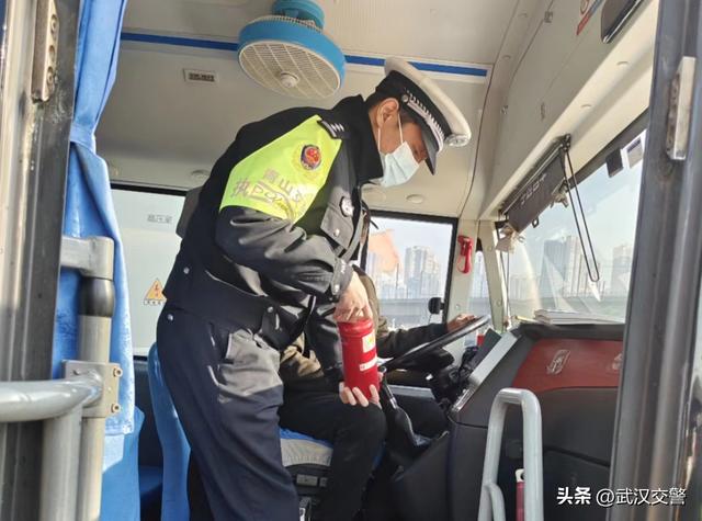 校車集中“體檢”保安全：武漢青山交警組織全區(qū)校車開展春季開學(xué)安全大檢查