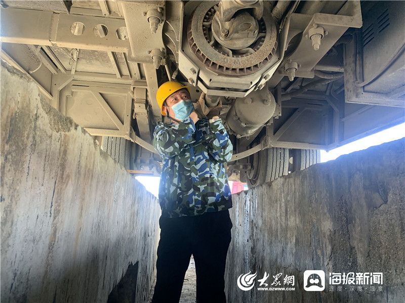 青島西海岸溫馨校車全面檢查車輛 為新學(xué)期順利開學(xué)做足準(zhǔn)備