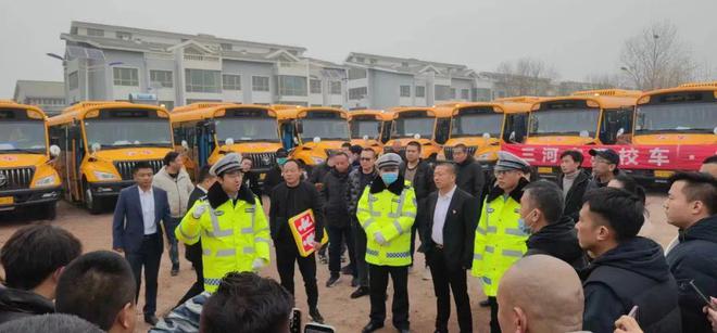 三河交警為139輛校車舉行“身份證”發(fā)放儀式 三河交警為139輛校車舉行“身份證”發(fā)放儀式