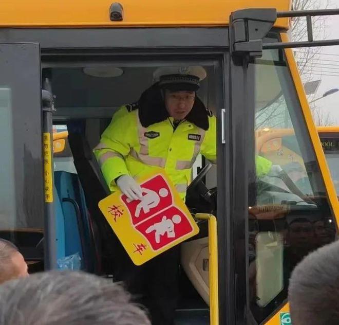 三河交警為139輛校車舉行“身份證”發(fā)放儀式 三河交警為139輛校車舉行“身份證”發(fā)放儀式