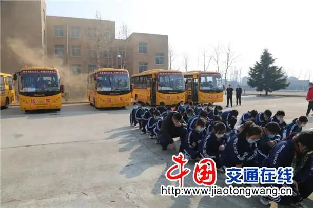 山東招遠(yuǎn)市多部門聯(lián)動開展校車安全應(yīng)急演練