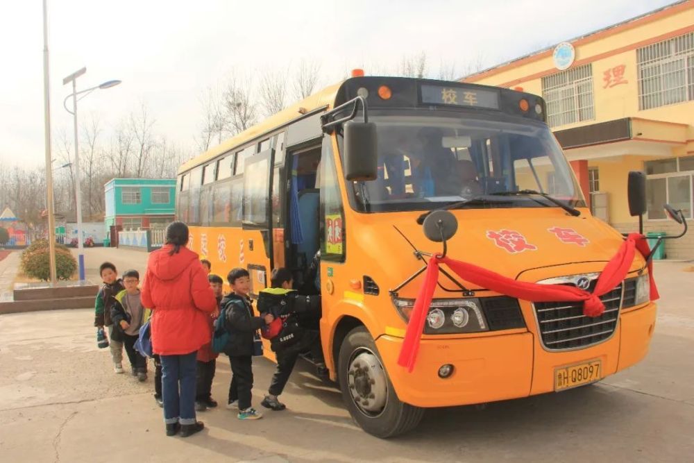 校車進(jìn)鄉(xiāng)村丨高樓鄉(xiāng)第一輛校車開(kāi)通啦