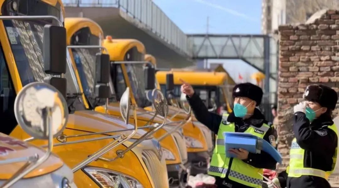 青城交警開展校車安全檢查