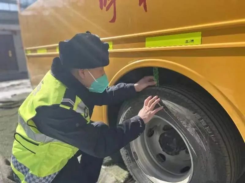 青城交警開展校車安全檢查