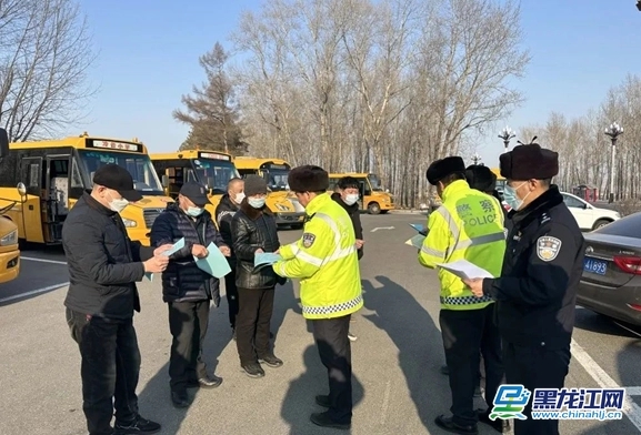 佳木斯市交警大隊(duì)開展校車專項(xiàng)檢查普法教育活動(dòng)