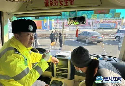 佳木斯市交警大隊(duì)開展校車專項(xiàng)檢查普法教育活動(dòng)