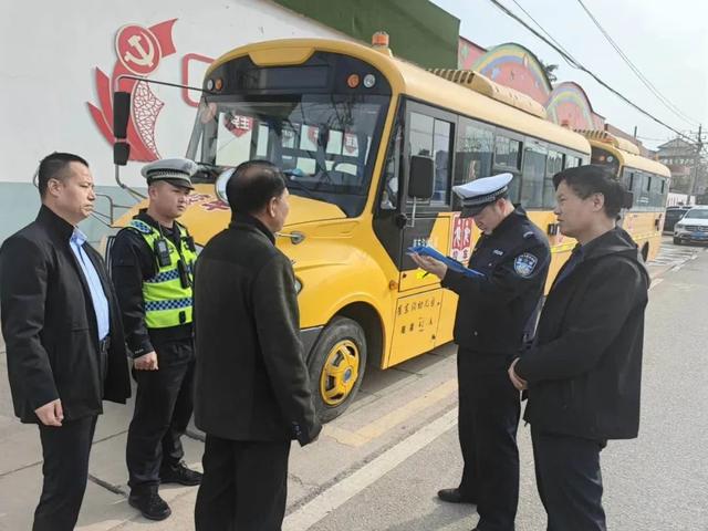 楊凌交警聯(lián)合多部門(mén)開(kāi)展校車安全檢查