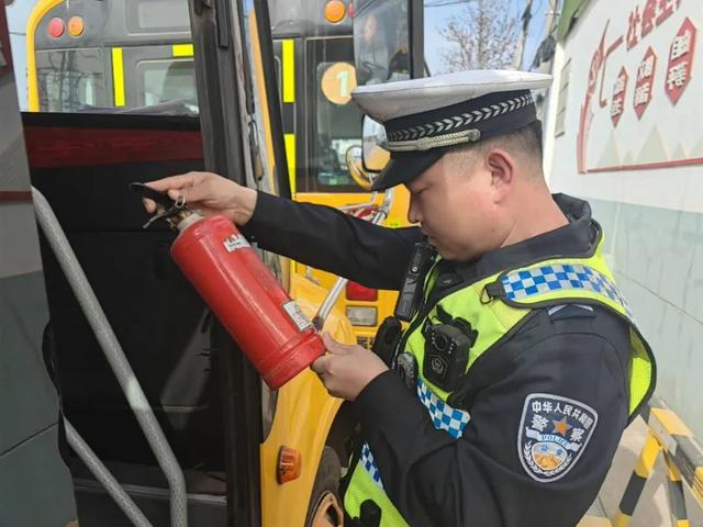 楊凌交警聯(lián)合多部門(mén)開(kāi)展校車安全檢查