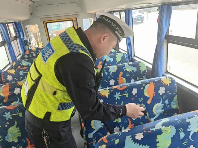 楊凌交警聯(lián)合多部門(mén)開(kāi)展校車安全檢查