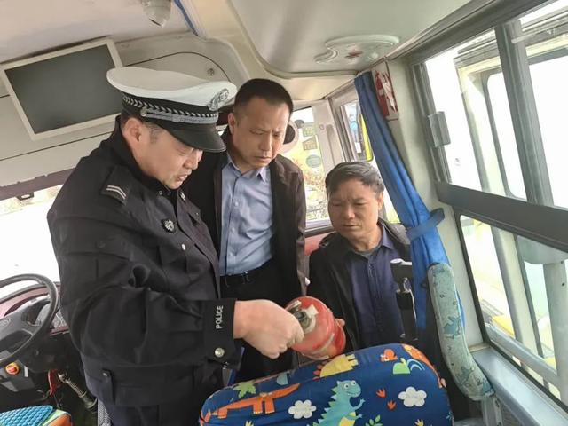 楊凌交警聯(lián)合多部門(mén)開(kāi)展校車安全檢查