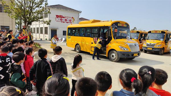 懷寧縣清河中心學(xué)校開(kāi)展校車(chē)突發(fā)事件綜合性應(yīng)急演練活動(dòng)