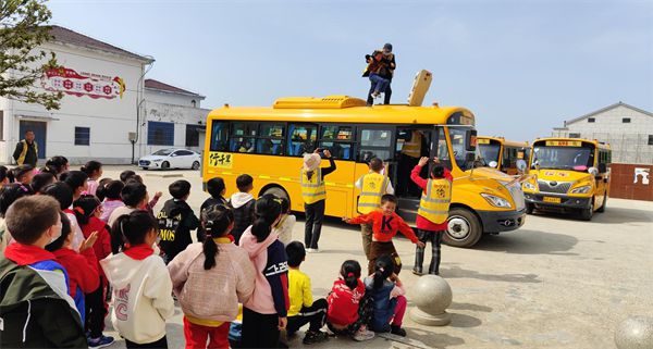 懷寧縣清河中心學(xué)校開(kāi)展校車(chē)突發(fā)事件綜合性應(yīng)急演練活動(dòng)