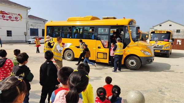 懷寧縣清河中心學(xué)校開(kāi)展校車(chē)突發(fā)事件綜合性應(yīng)急演練活動(dòng)