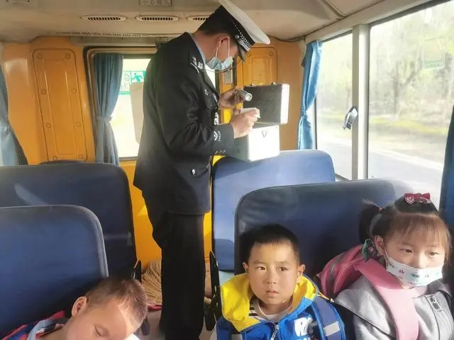 白水公安交警持續(xù)加強春季校車交通安全管理工作