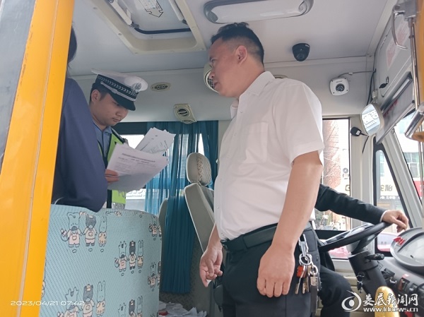 漣源市多部門聯(lián)合開展校車安全管理專項(xiàng)檢查