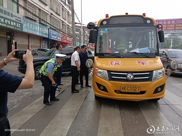 漣源市多部門聯(lián)合開展校車安全管理專項(xiàng)檢查