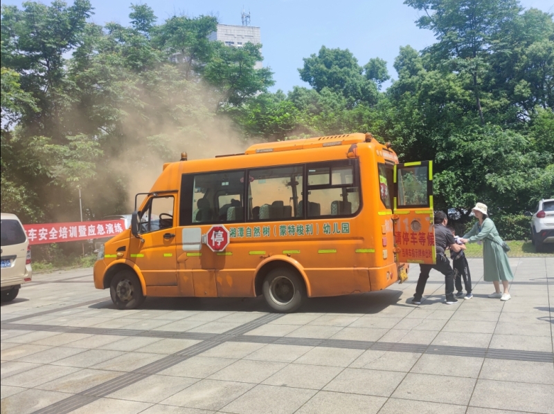 打造平安校車！湘潭高新區(qū)開展校車安全培訓(xùn)暨應(yīng)急演練