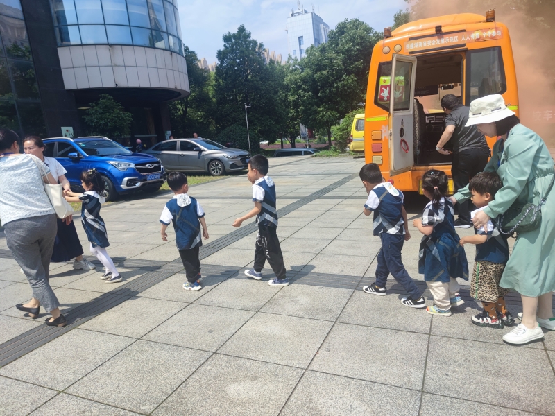 打造平安校車！湘潭高新區(qū)開展校車安全培訓(xùn)暨應(yīng)急演練