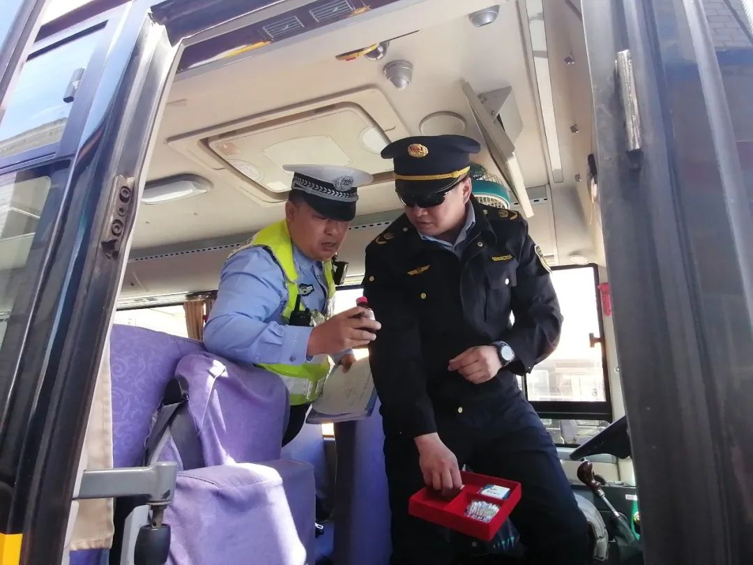 【烏云鎮(zhèn)中心校】校車檢查 防患未然