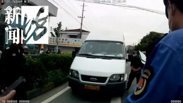 滬一“黑校車”載了十多名小學(xué)生……家長心太大！出了事怎么辦！