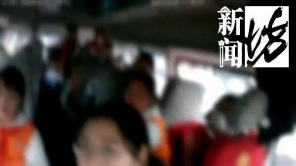 滬一“黑校車”載了十多名小學(xué)生……家長心太大！出了事怎么辦！