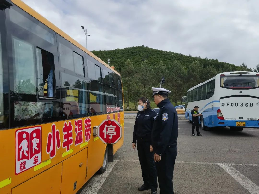 伊美交警大隊深入轄區(qū)幼兒園開展校車安全檢查活動/ 伊美交警大隊深入轄區(qū)幼兒園開展校車安全檢查活動