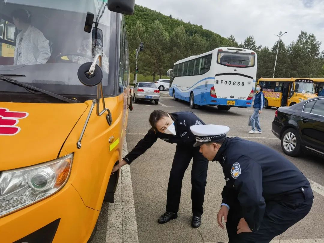 伊美交警大隊深入轄區(qū)幼兒園開展校車安全檢查活動/ 伊美交警大隊深入轄區(qū)幼兒園開展校車安全檢查活動