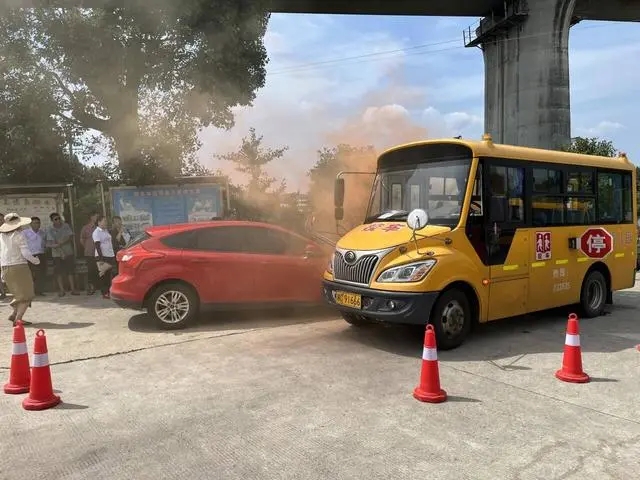 韶山市開(kāi)展校車、幼兒園火災(zāi)應(yīng)急救援演練