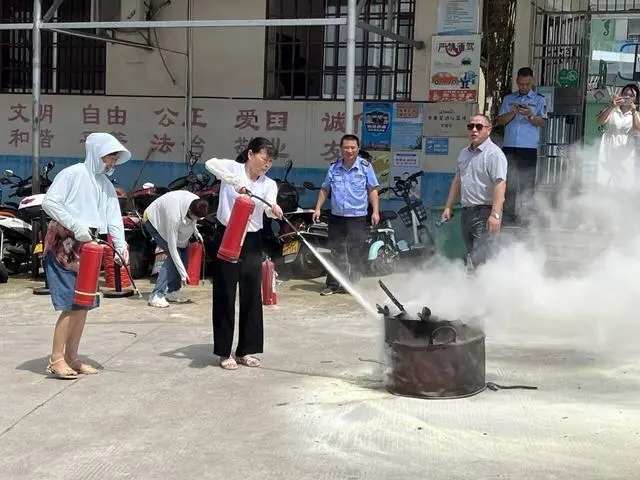 韶山市開(kāi)展校車、幼兒園火災(zāi)應(yīng)急救援演練