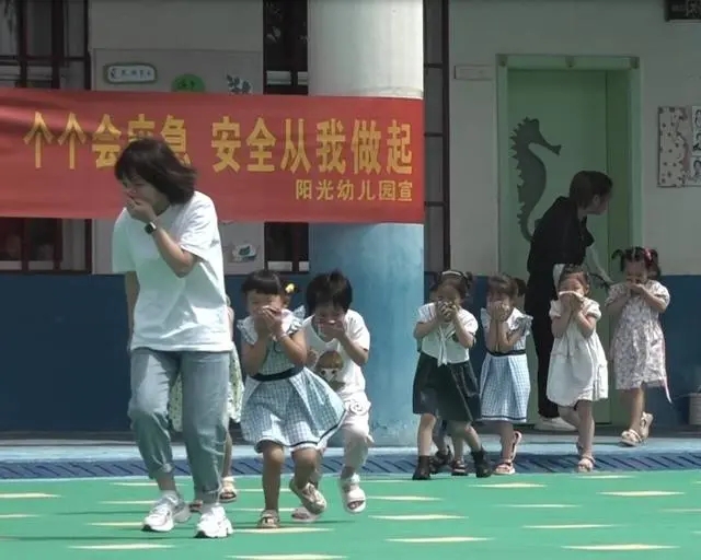 韶山市開(kāi)展校車、幼兒園火災(zāi)應(yīng)急救援演練