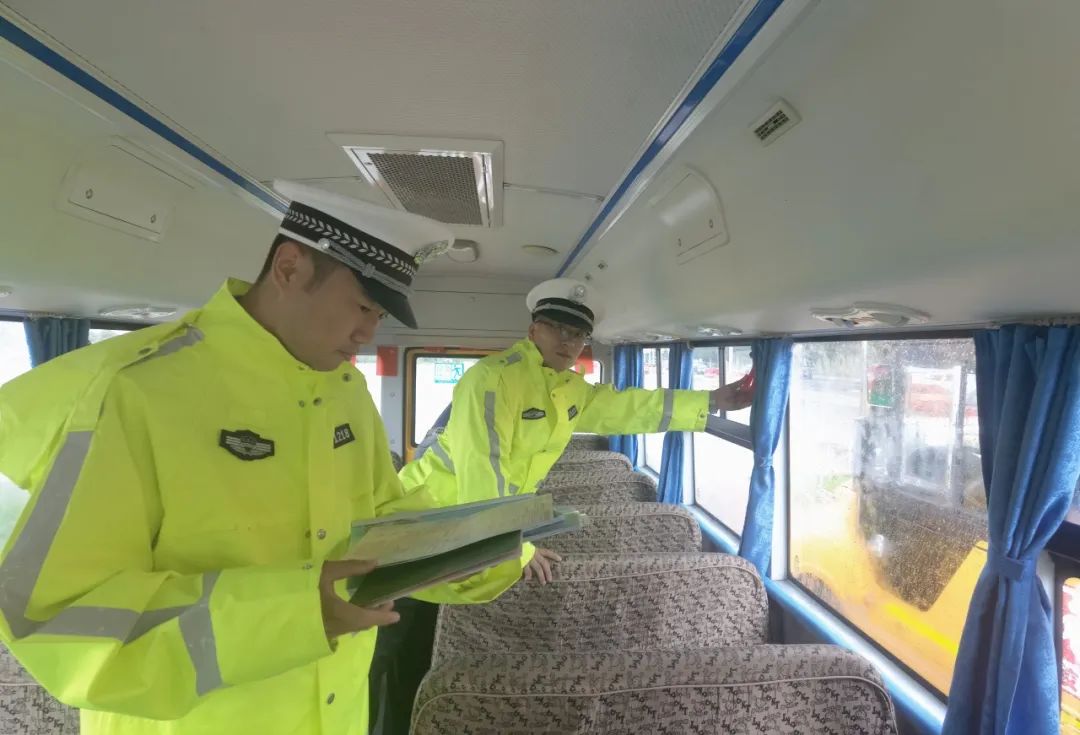 【道路交通安全整治年】擰緊校車“安全閥” 伊美公安開展校車安全大檢查 圖片