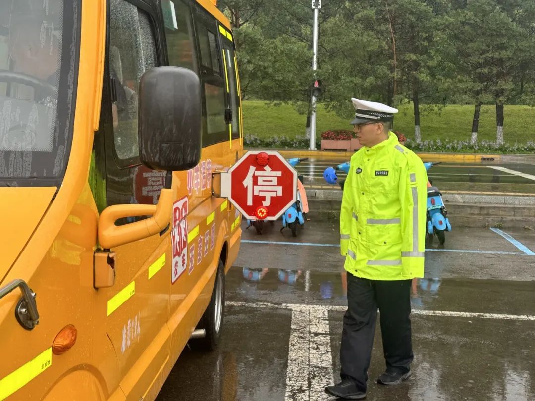 【道路交通安全整治年】擰緊校車“安全閥” 伊美公安開展校車安全大檢查 圖片